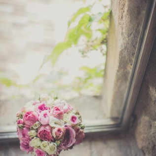 Ramet delicat amb peonies i roses ramificades de diferents tamanys. Una preciositat!